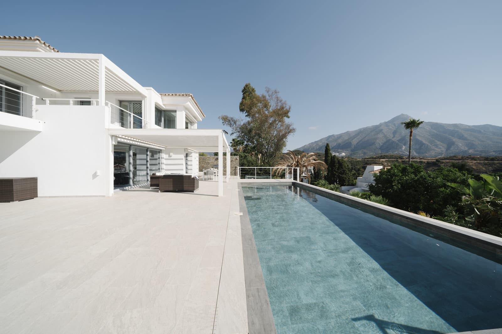 Exklusiv villa i Nueva Andalucía med panoramautsikt