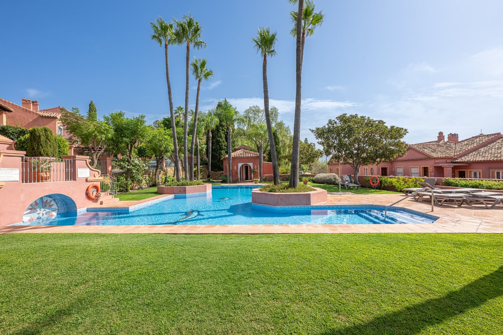 Exclusive Duplex Reformed with Panoramic Sea Views in La Quinta, Benahavís