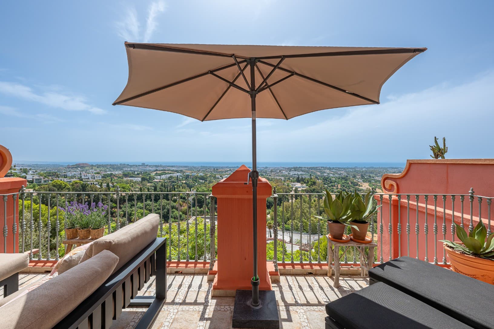 Exclusive Duplex Reformed with Panoramic Sea Views in La Quinta, Benahavís
