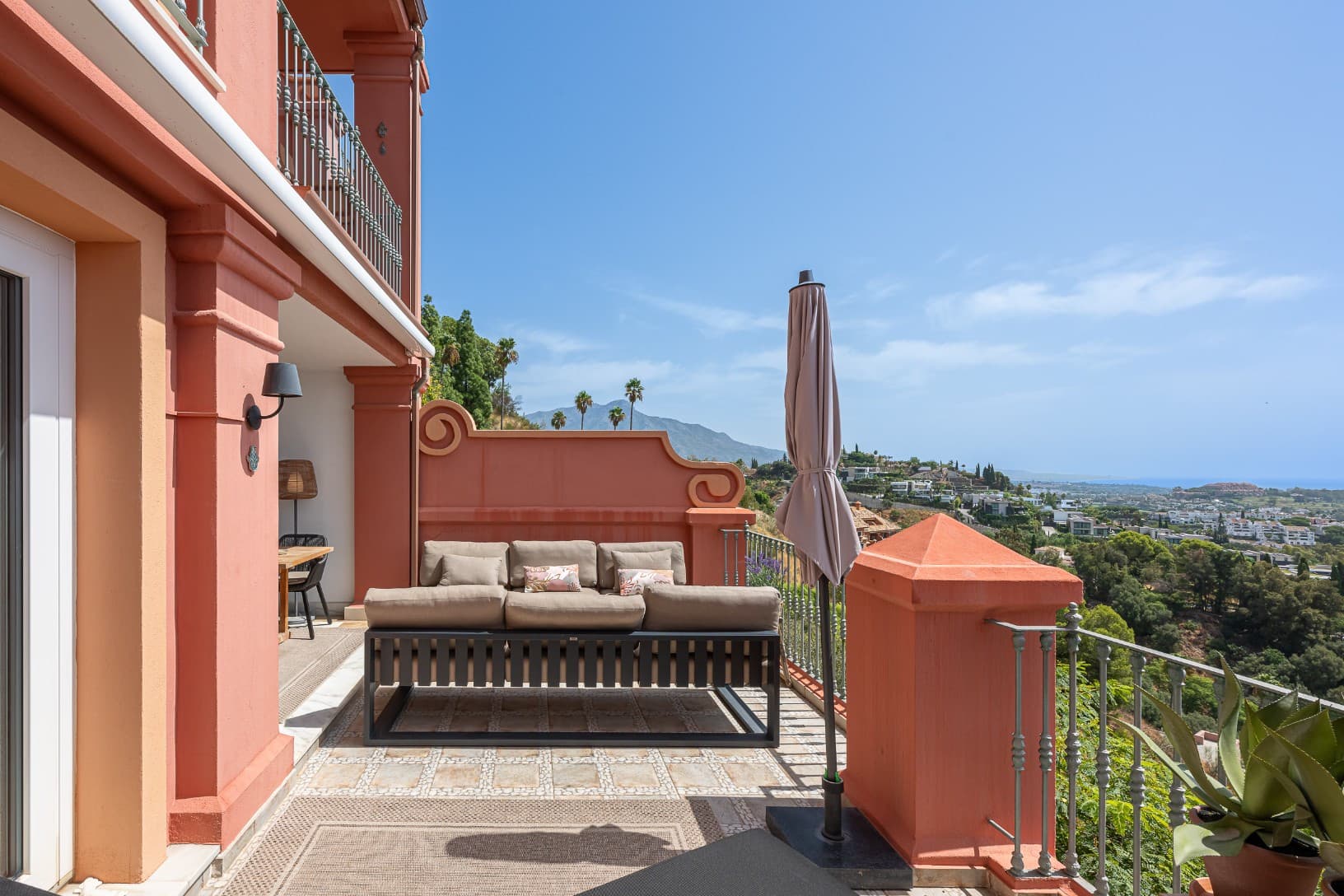 Exclusive Duplex Reformed with Panoramic Sea Views in La Quinta, Benahavís