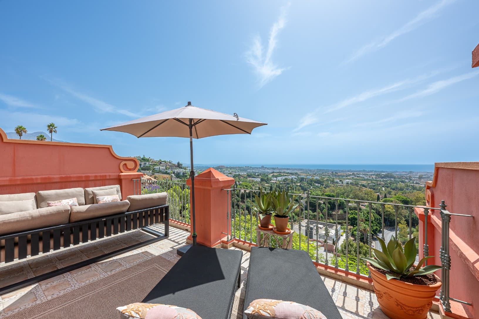 Exclusive Duplex Reformed with Panoramic Sea Views in La Quinta, Benahavís
