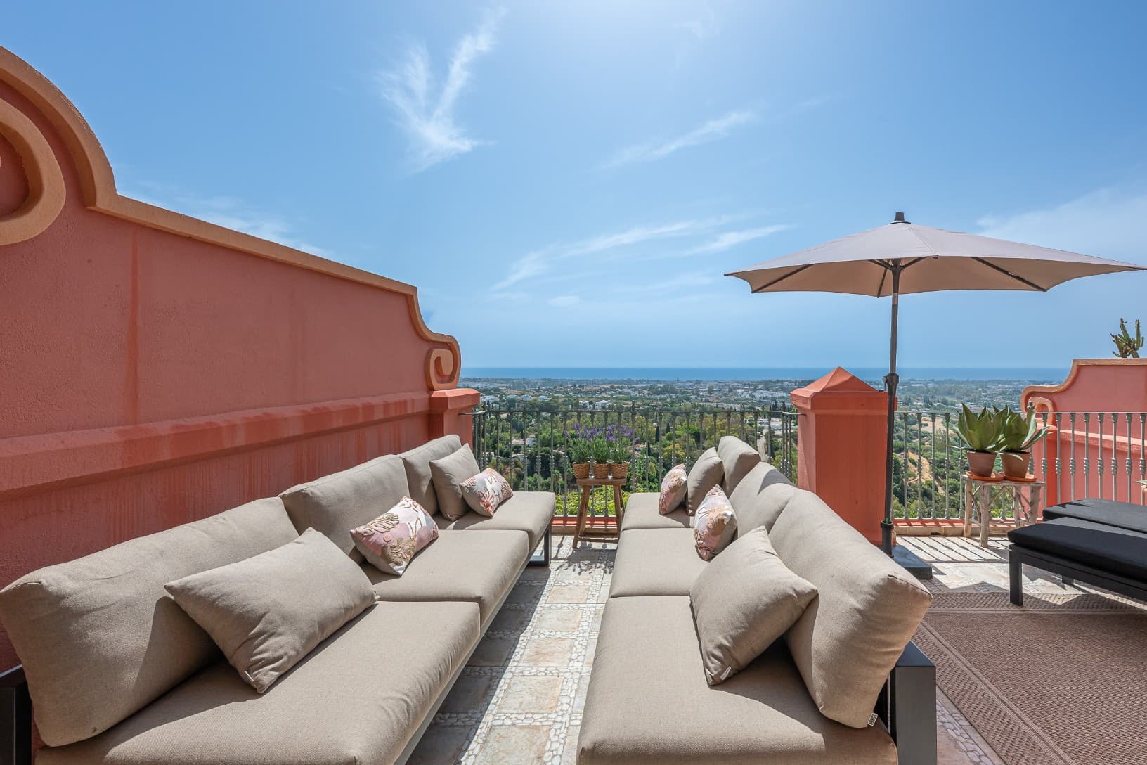 Exclusive Duplex Reformed with Panoramic Sea Views in La Quinta, Benahavís