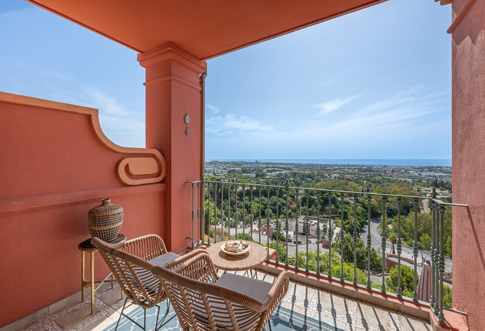 Exclusive Duplex Reformed with Panoramic Sea Views in La Quinta, Benahavís