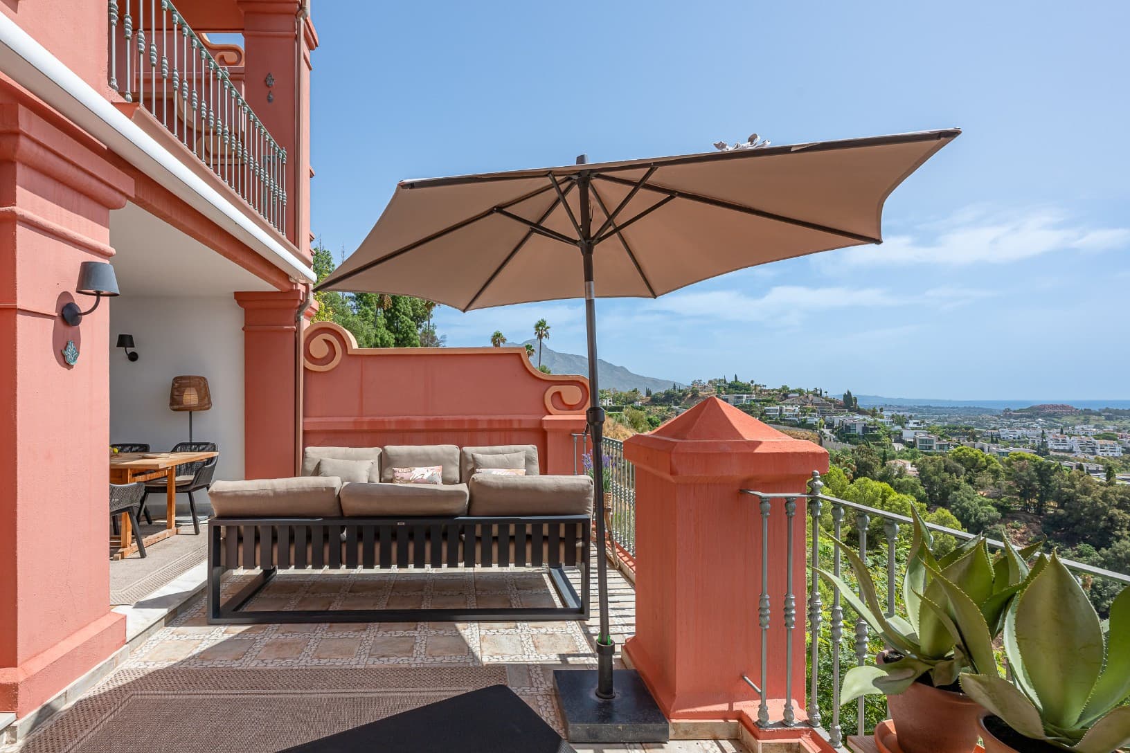 Exclusive Duplex Reformed with Panoramic Sea Views in La Quinta, Benahavís