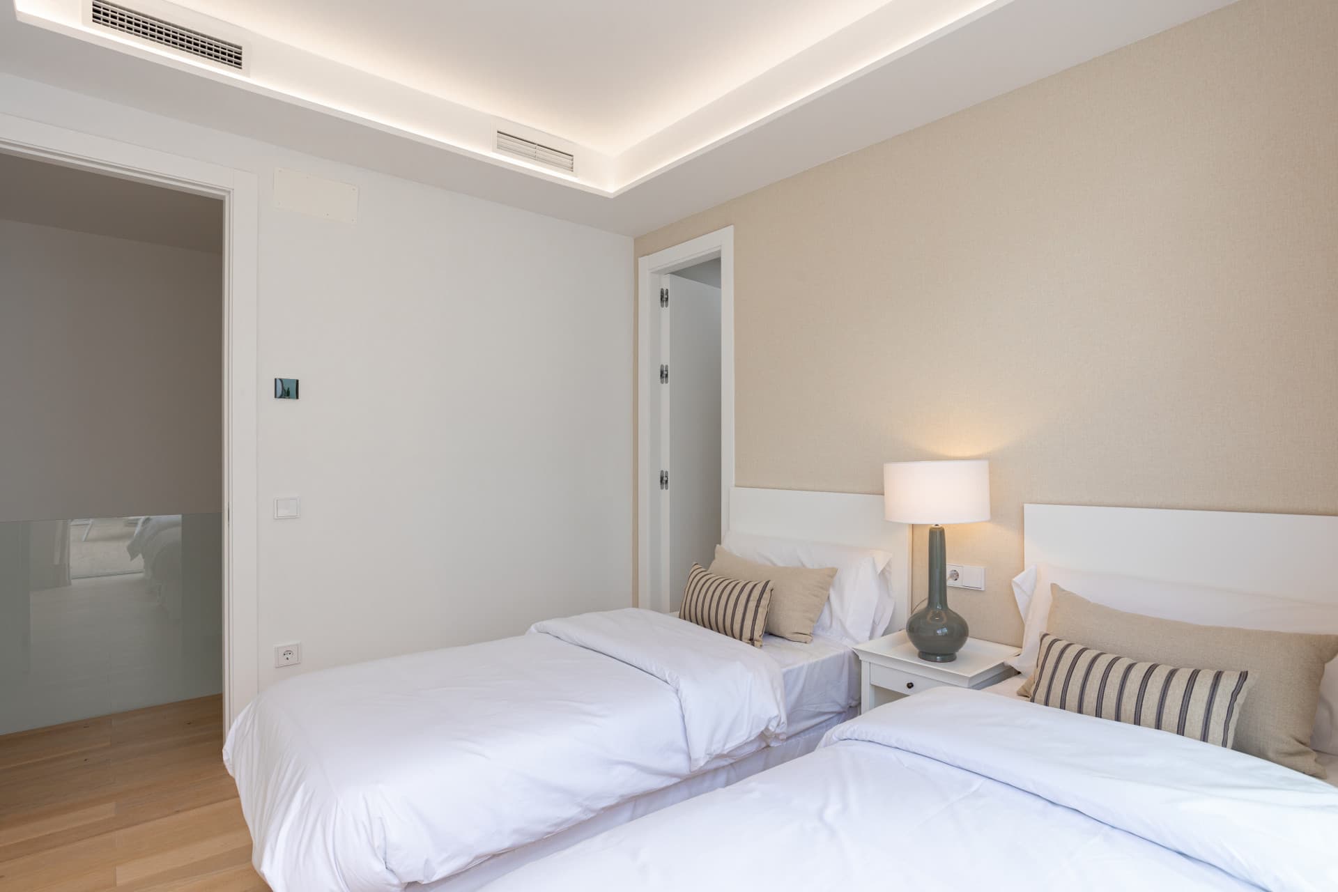Luxury villa in Marbella ready to move in, Valdeolletas area, with private pool and sea views
