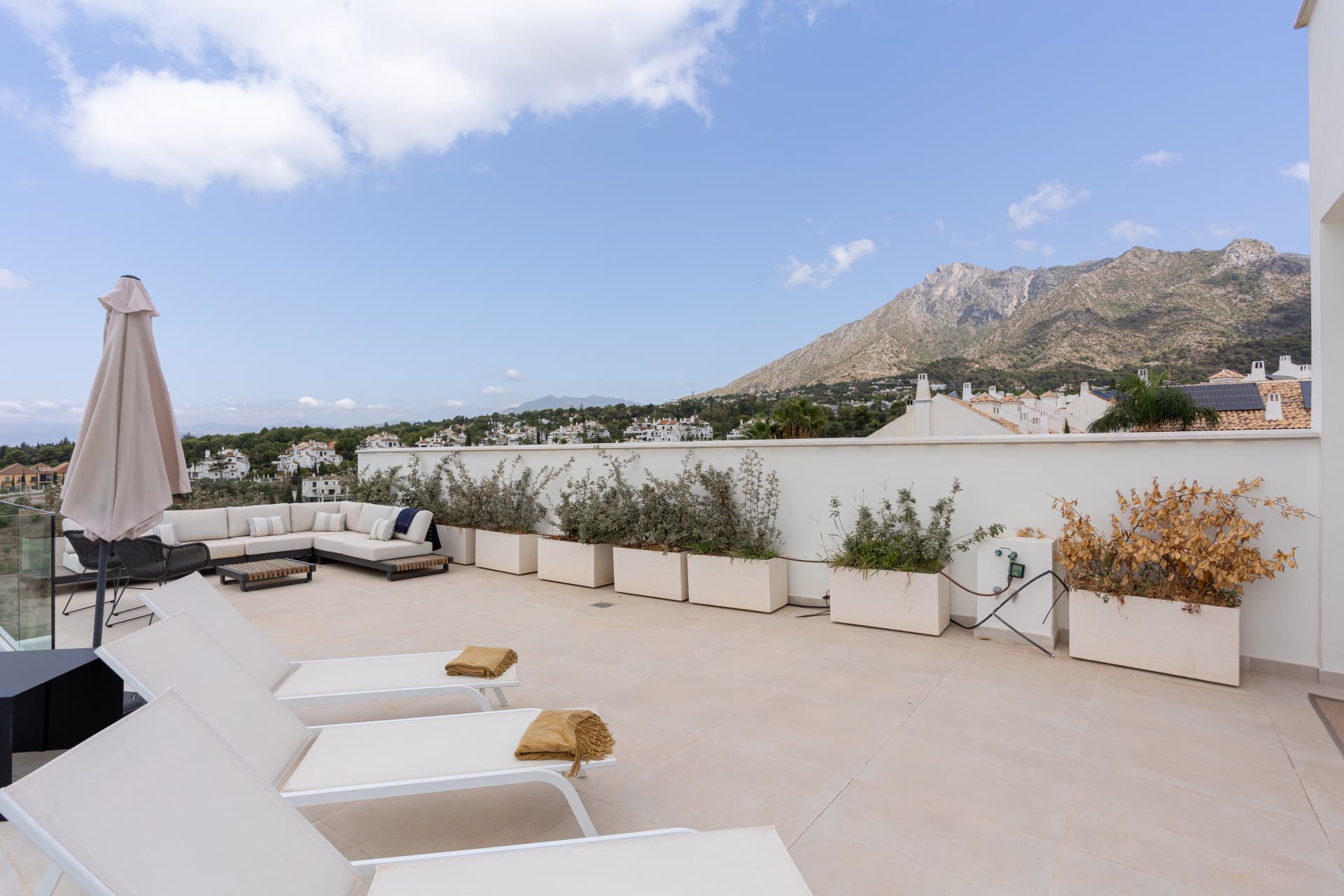 Luxury villa in Marbella ready to move in, Valdeolletas area, with private pool and sea views