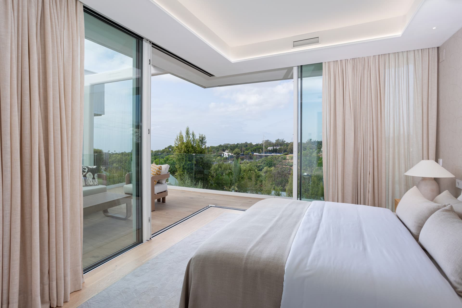 Luxury villa in Marbella ready to move in, Valdeolletas area, with private pool and sea views