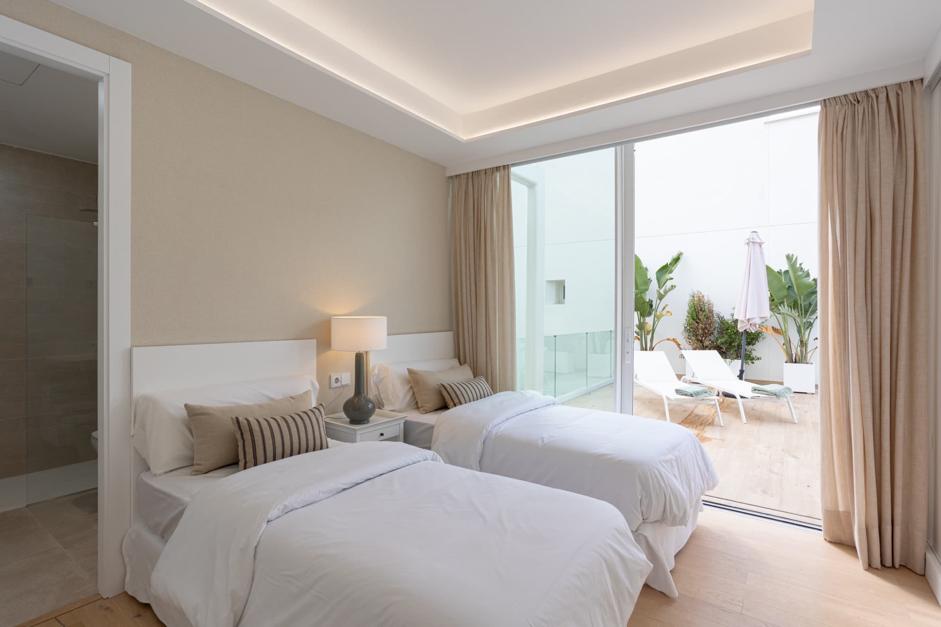Luxury villa in Marbella ready to move in, Valdeolletas area, with private pool and sea views