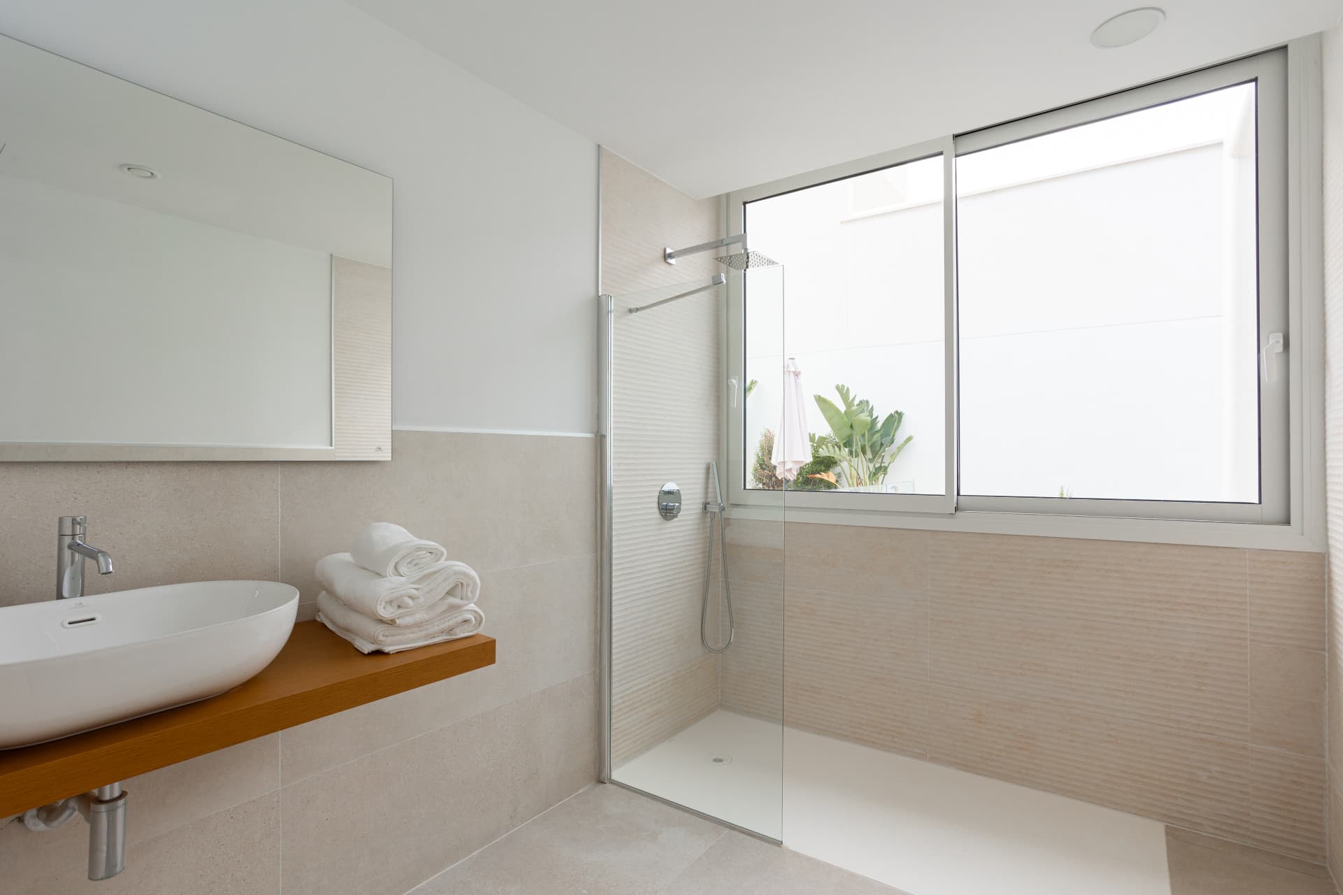 Luxury villa in Marbella ready to move in, Valdeolletas area, with private pool and sea views