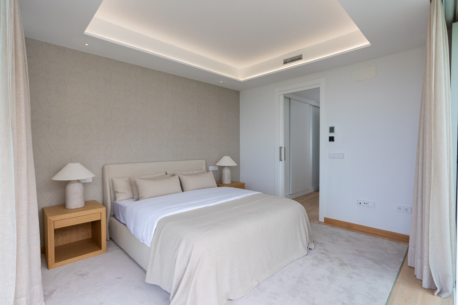 Luxury villa in Marbella ready to move in, Valdeolletas area, with private pool and sea views