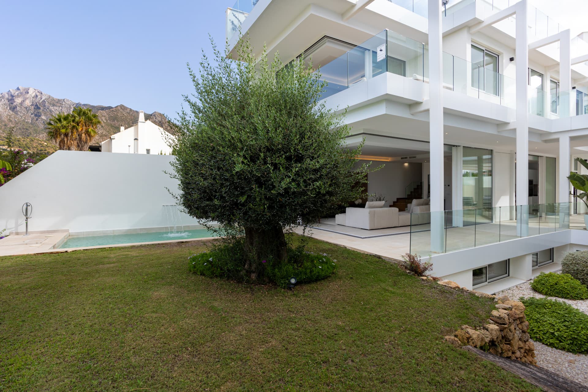 Luxury villa in Marbella ready to move in, Valdeolletas area, with private pool and sea views
