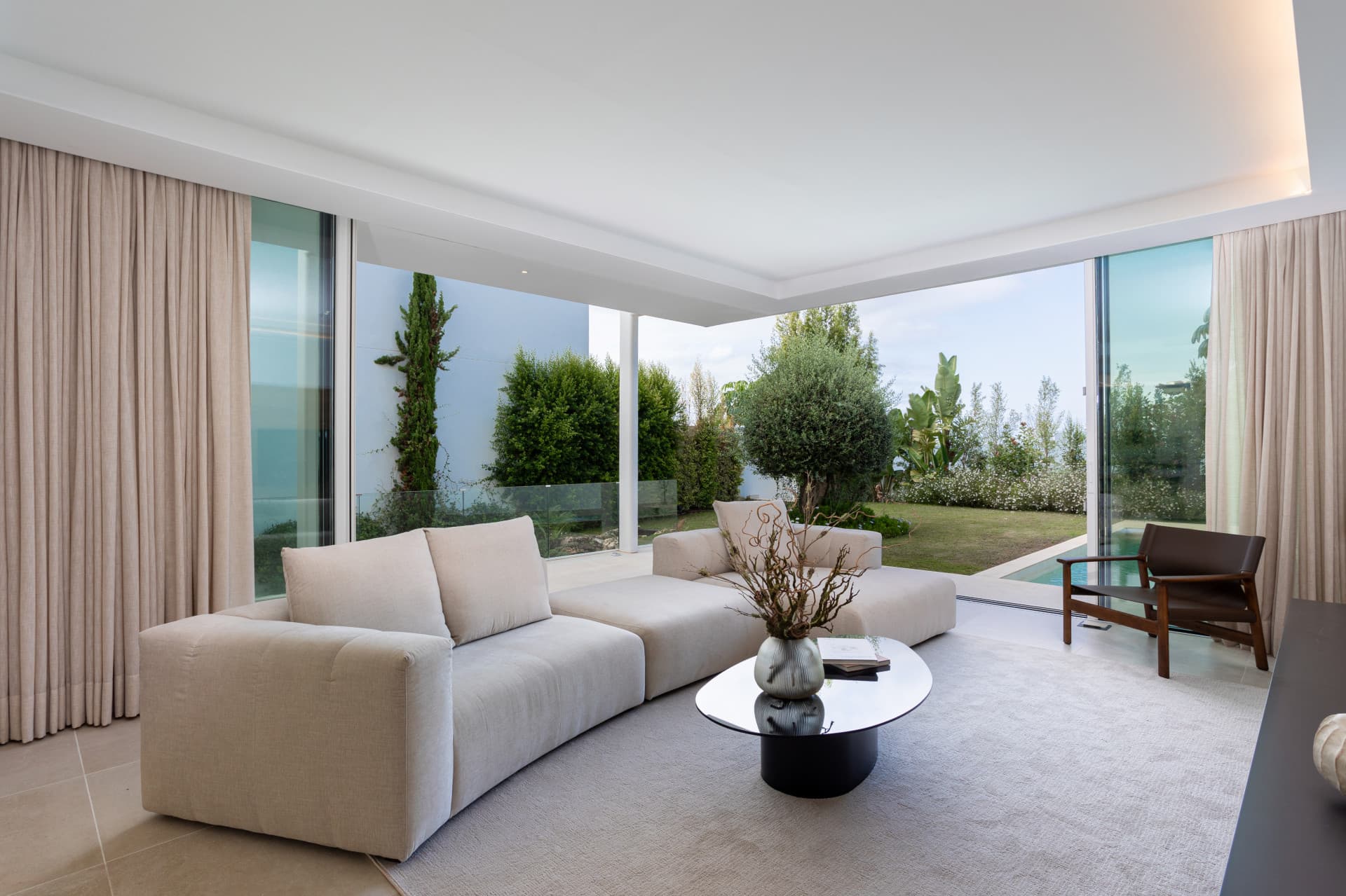Luxury villa in Marbella ready to move in, Valdeolletas area, with private pool and sea views
