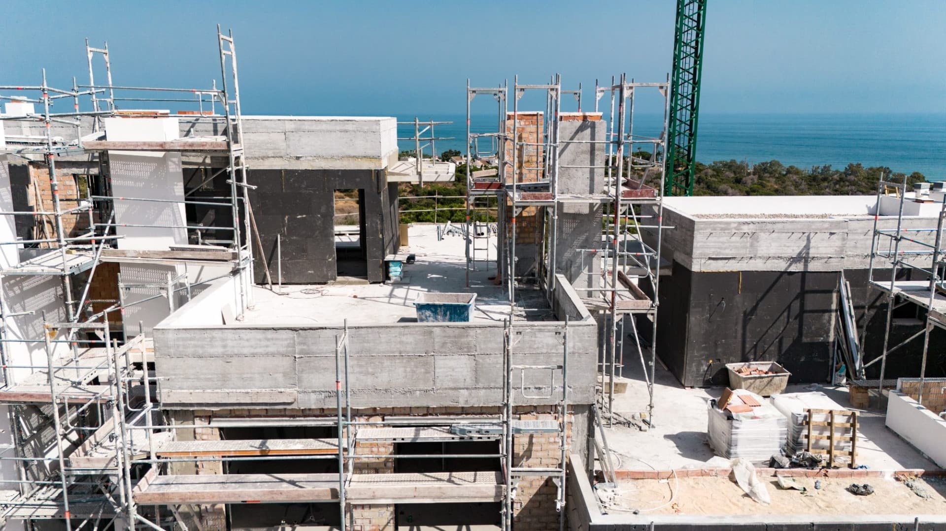 Un hermoso bajo con piscina, jardín privado y vistas al mar