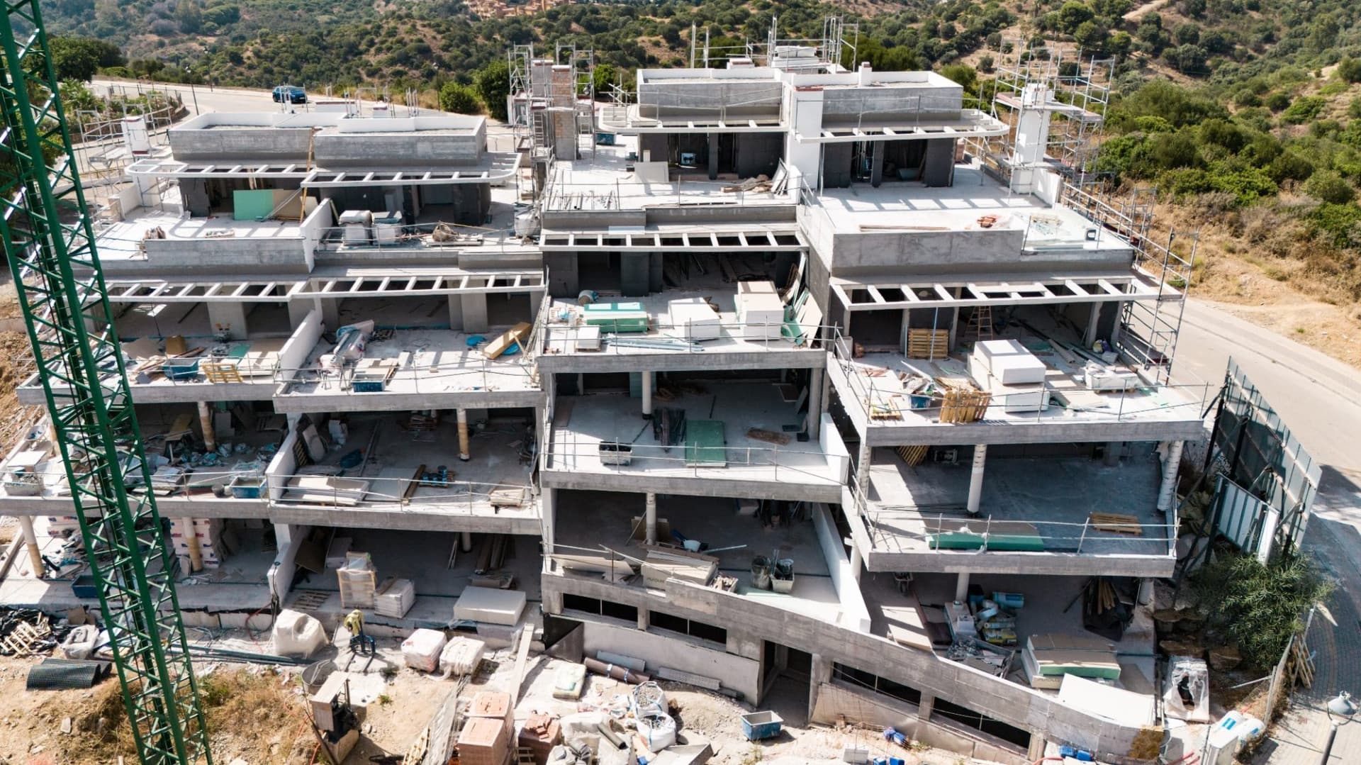 Un hermoso bajo con piscina, jardín privado y vistas al mar