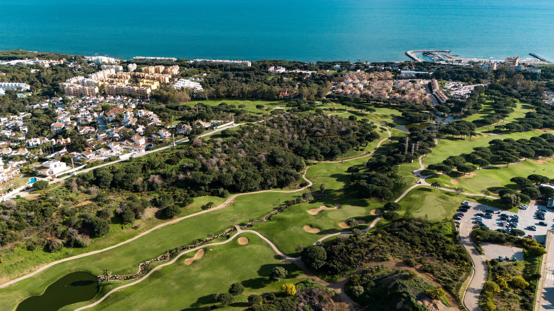 Un hermoso bajo con piscina, jardín privado y vistas al mar