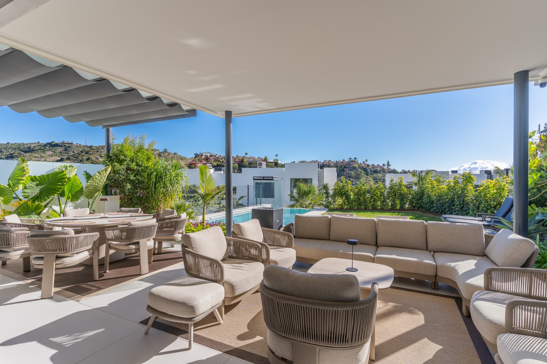 Exclisiva villa pareada de 4 dormitorios con diseño elegante y moderno en la urbanización Soul en Santa Clara