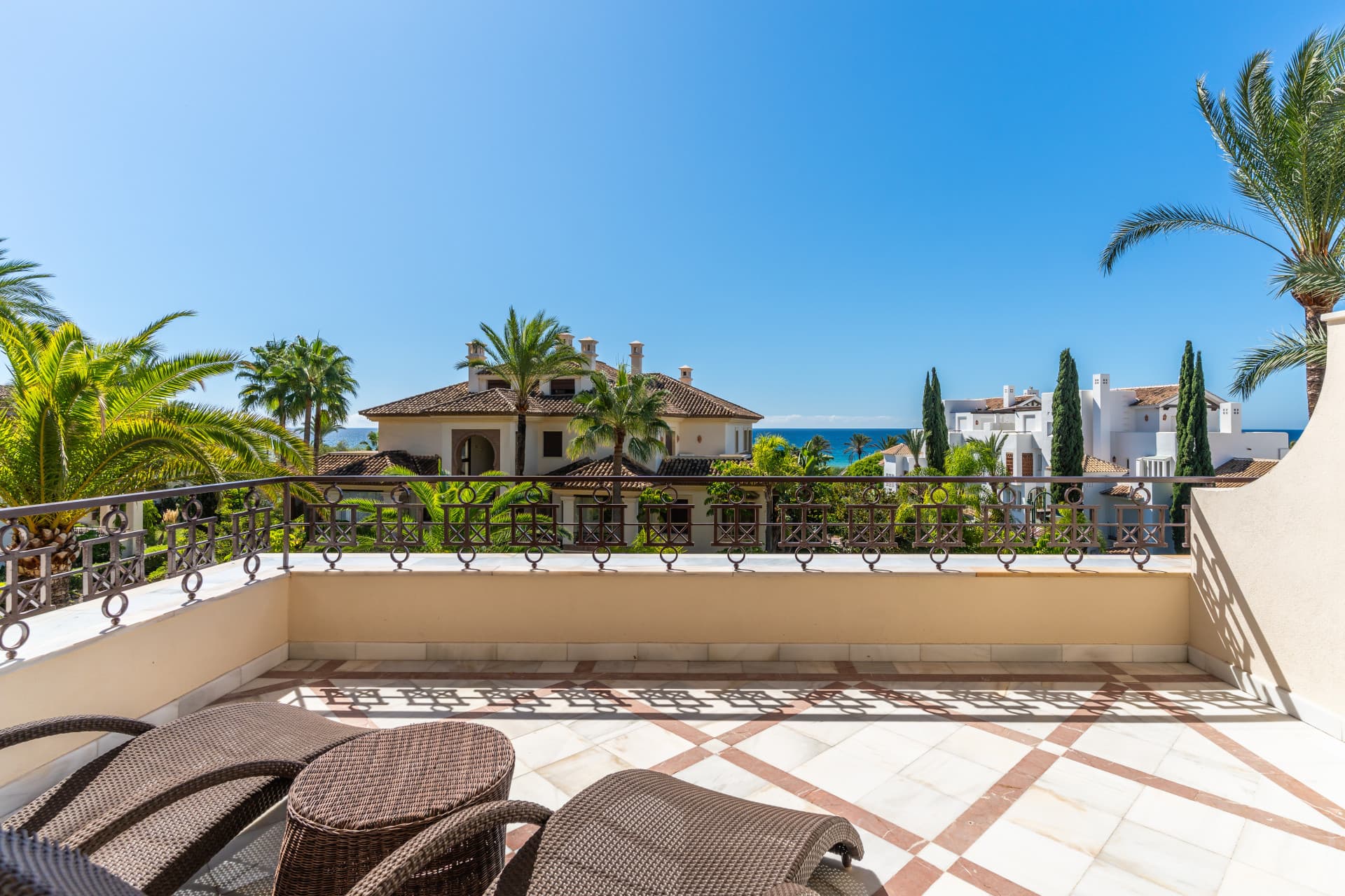 Apartamento de Lujo de 3 Dormitorios en Primera Línea de Playa con Vistas al Mar | Los Monteros Playa, Marbella