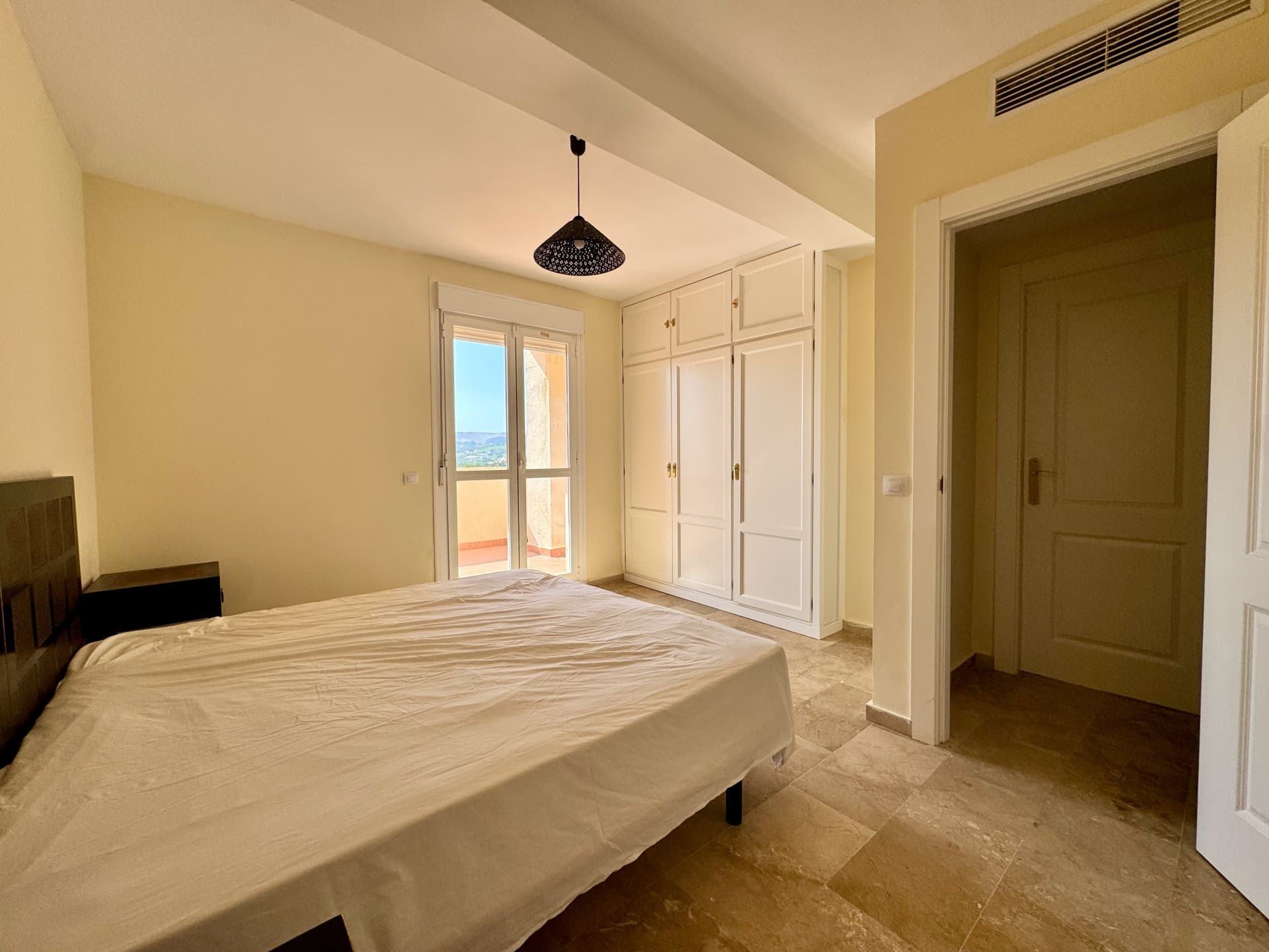 Bright duplex with large terraces and panoramic views, La Duquesa