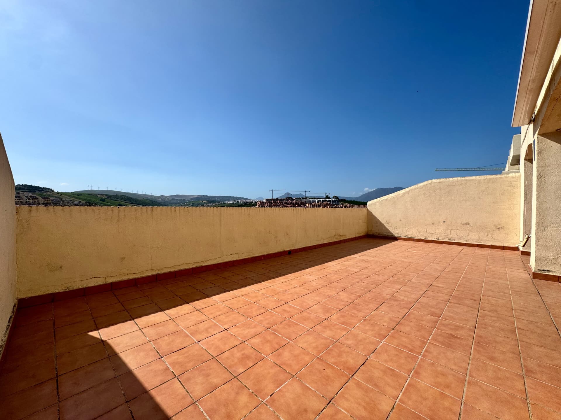 Bright duplex with large terraces and panoramic views, La Duquesa