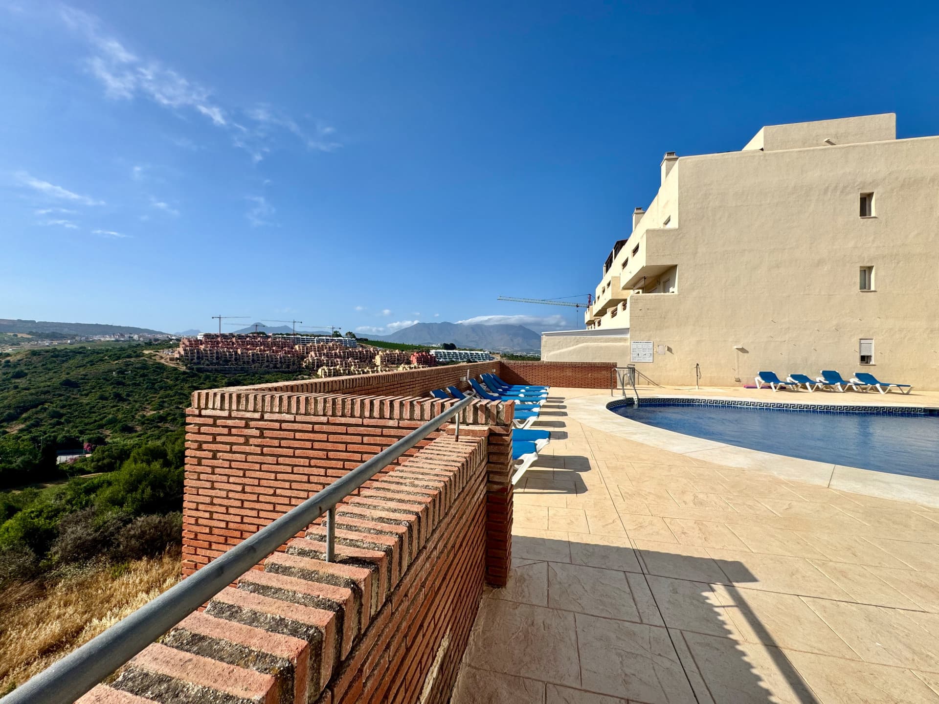 Bright duplex with large terraces and panoramic views, La Duquesa