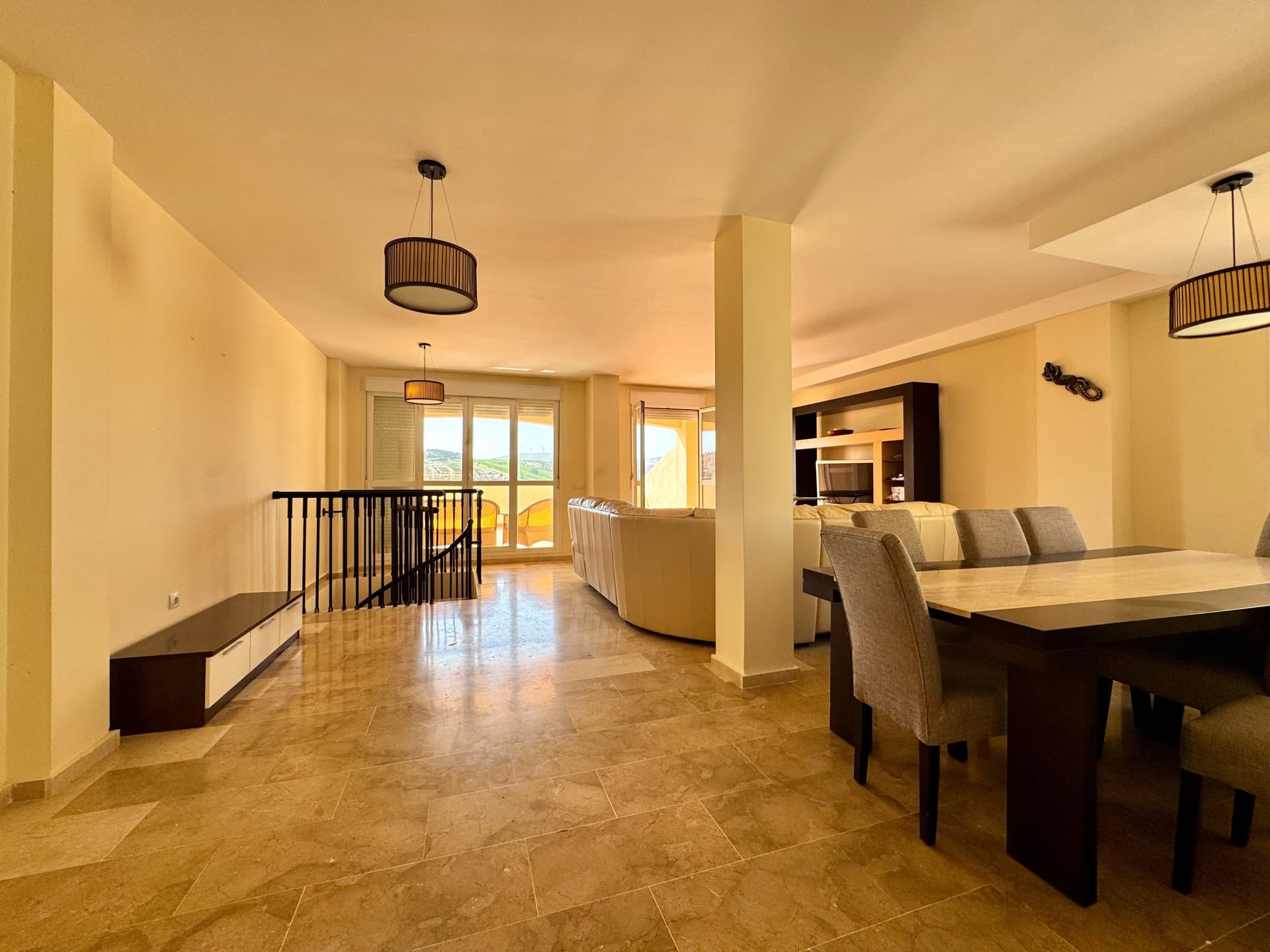 Bright duplex with large terraces and panoramic views, La Duquesa