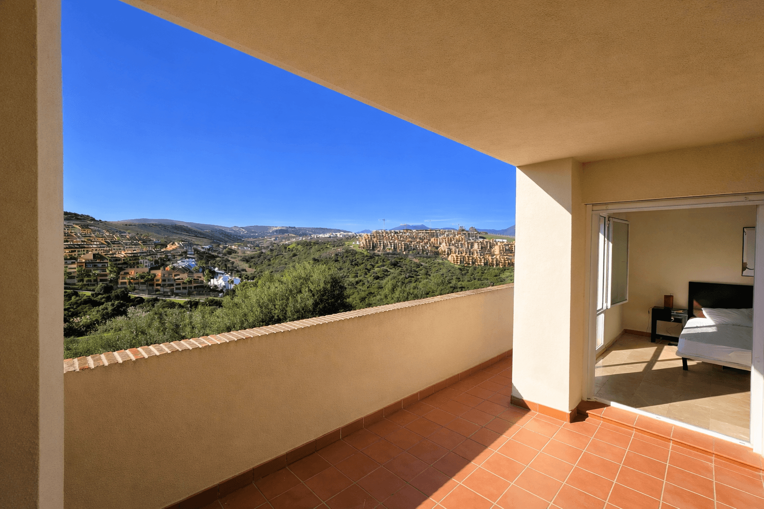 Bright duplex with large terraces and panoramic views, La Duquesa