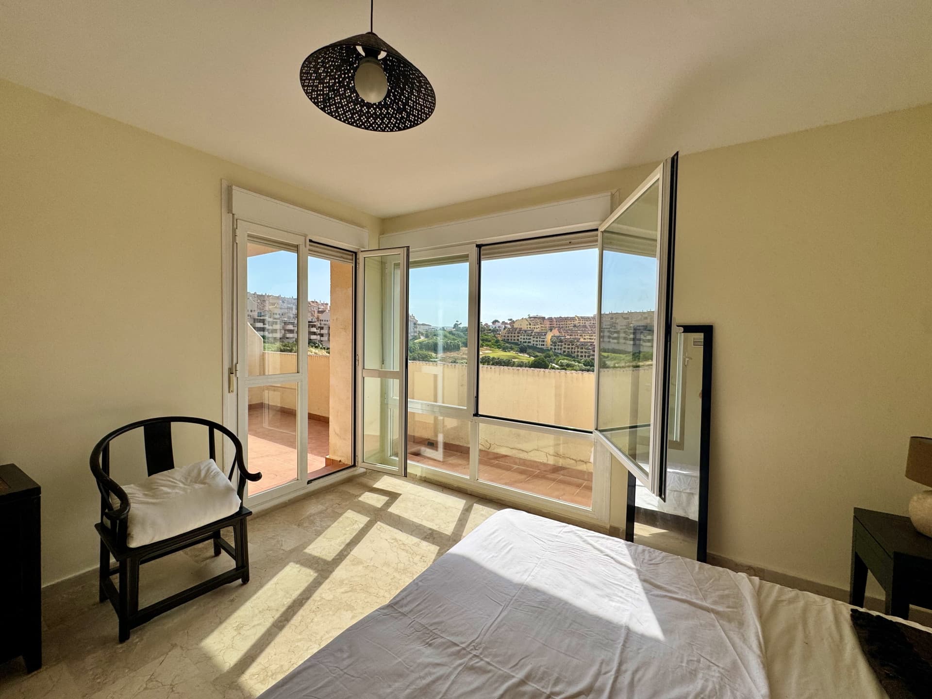 Bright duplex with large terraces and panoramic views, La Duquesa