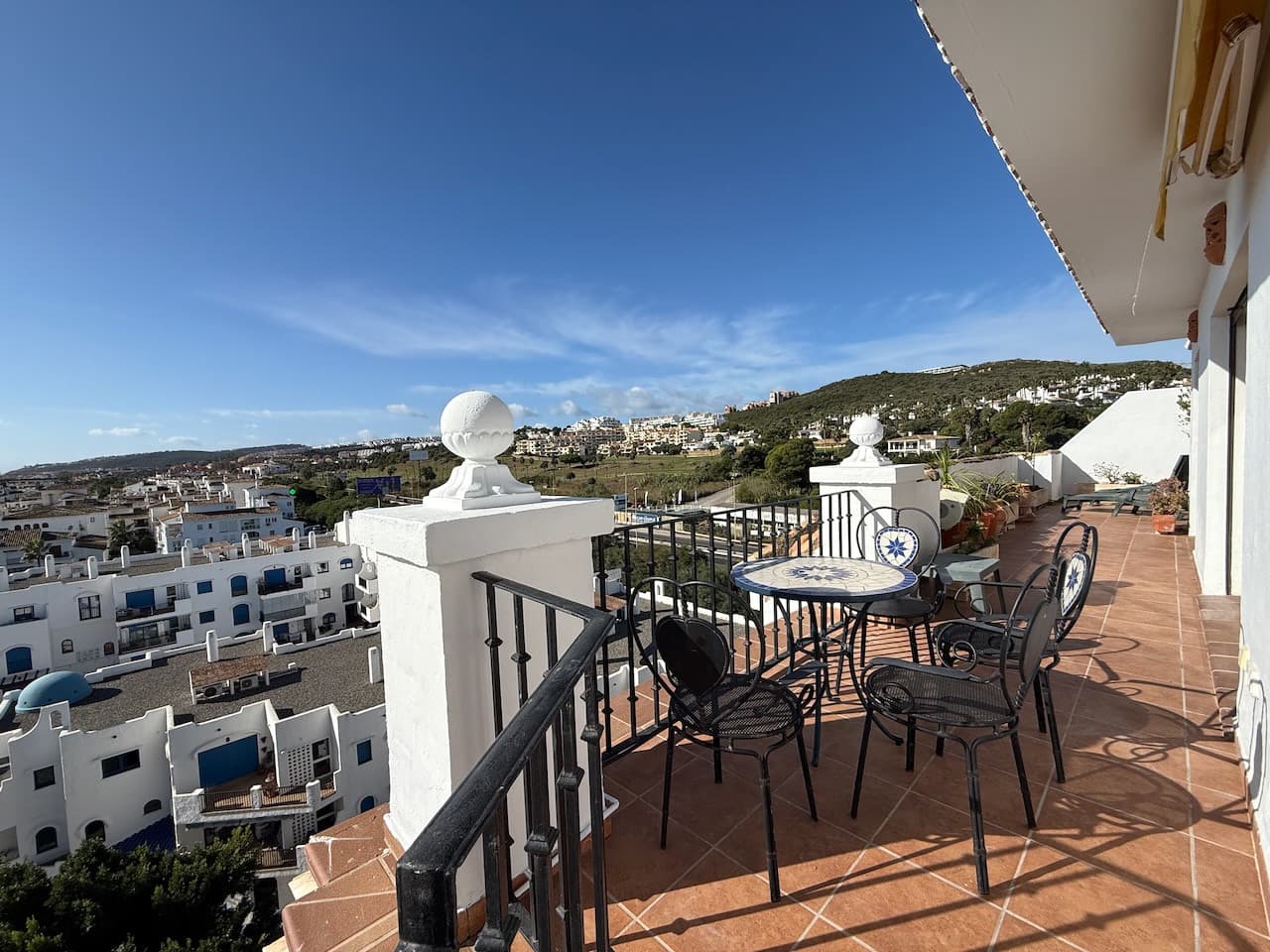 3-bed top-floor penthouse with sea and marina views, Puerto de la Duquesa