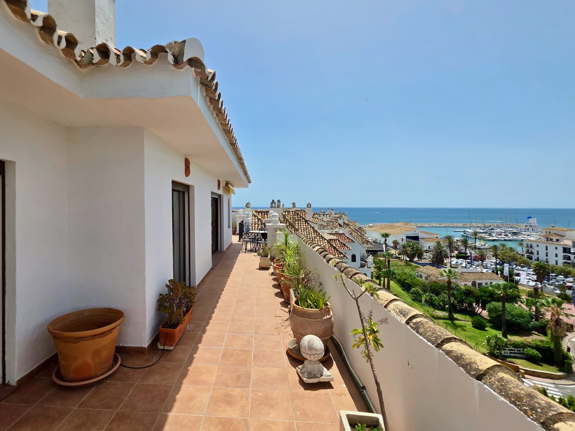 3-bed top-floor penthouse with sea and marina views, Puerto de la Duquesa