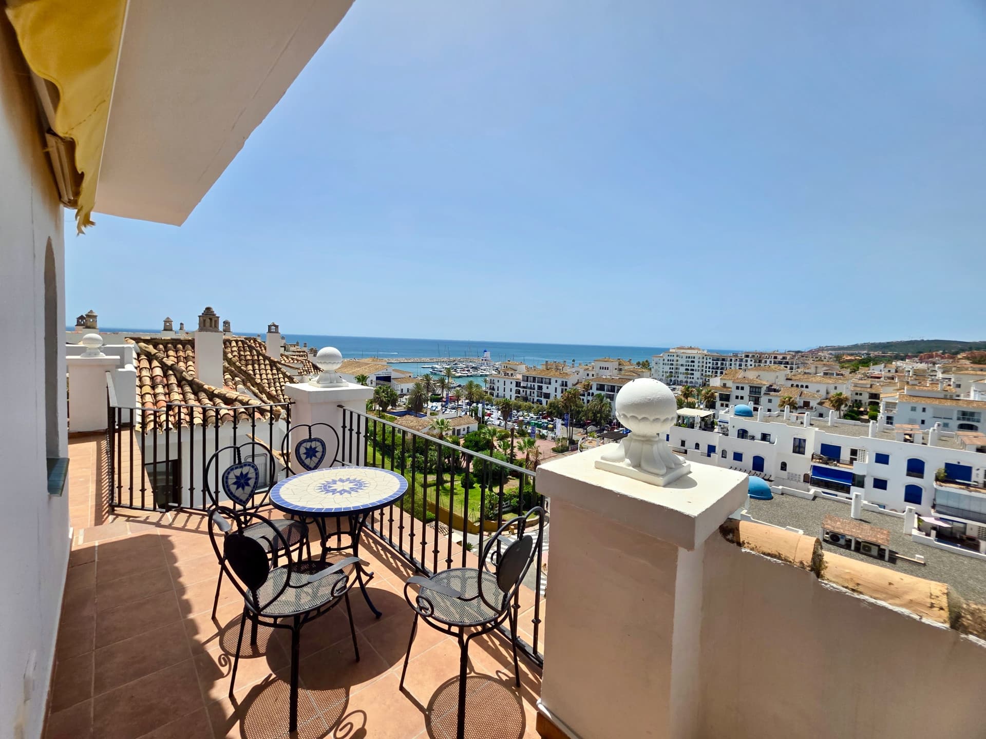 3-bed top-floor penthouse with sea and marina views, Puerto de la Duquesa