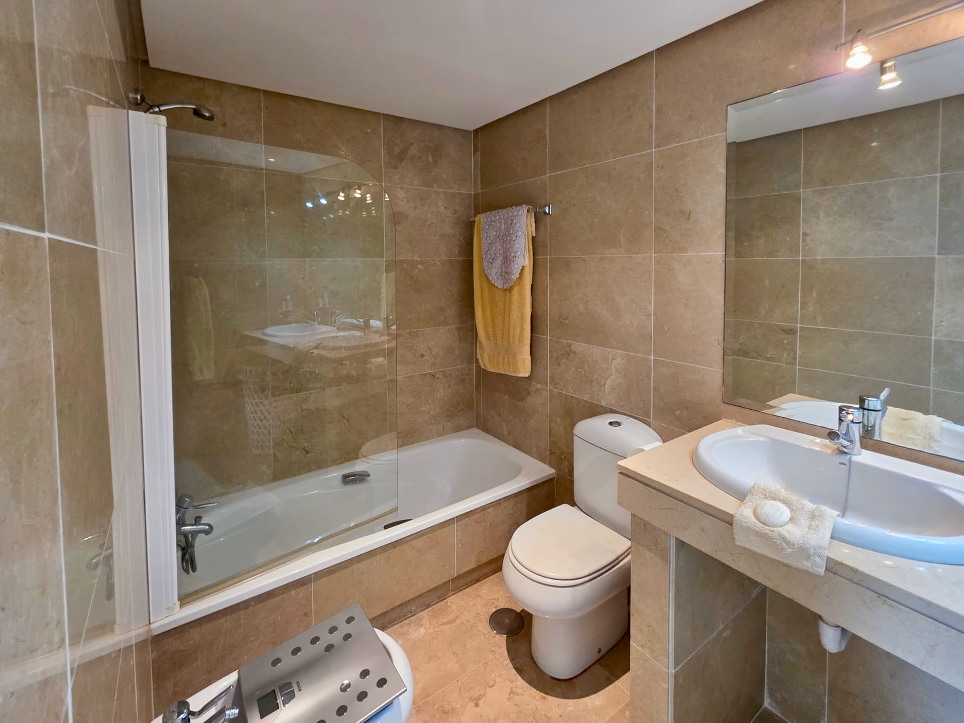 3-bed top-floor penthouse with sea and marina views, Puerto de la Duquesa