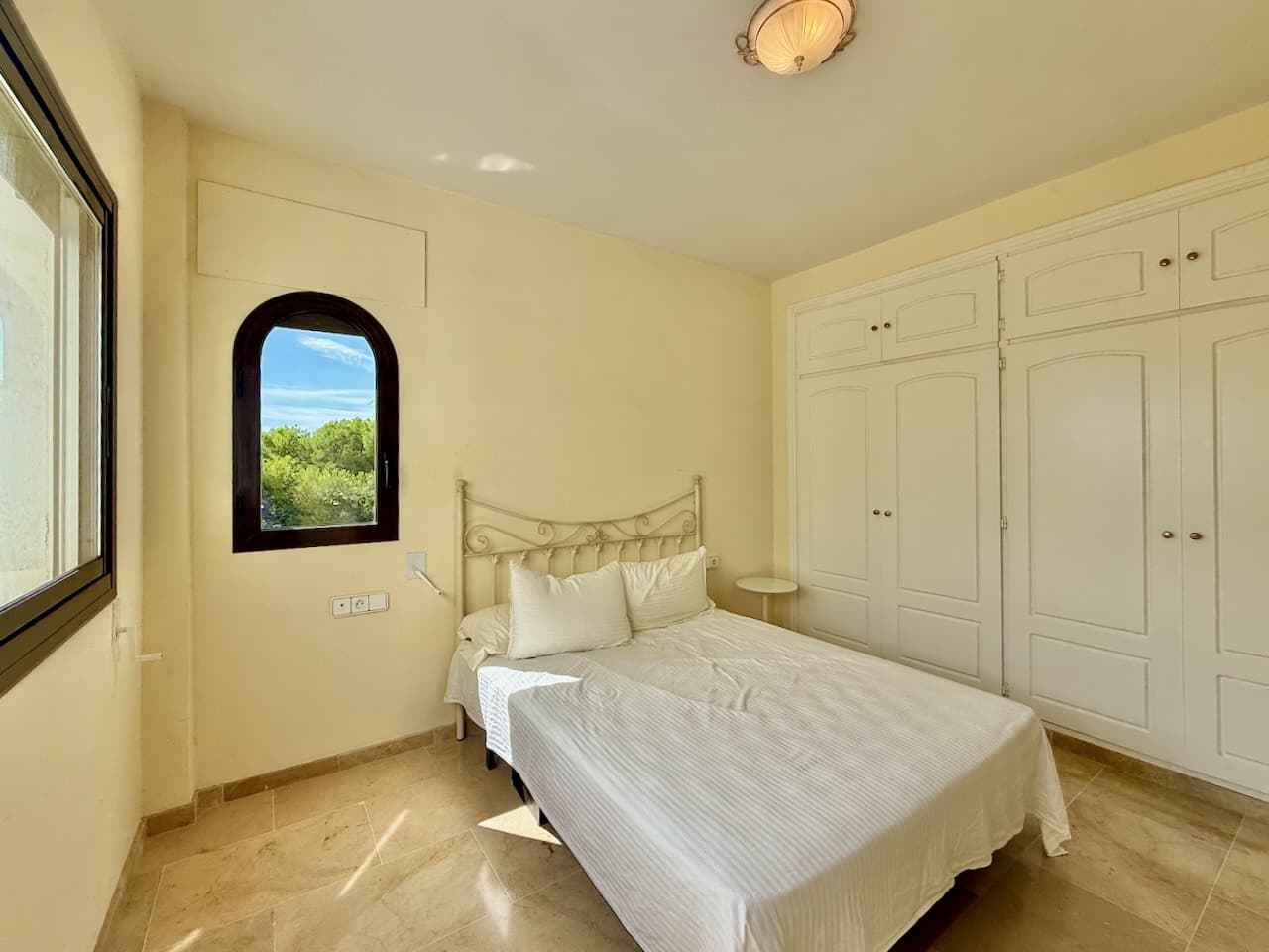 Spacious apartment with views over Duquesa Golf, close to the marina, Manilva