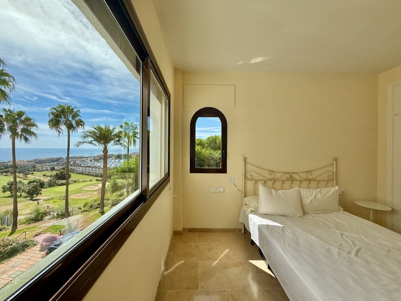 Spacious apartment with views over Duquesa Golf, close to the marina, Manilva