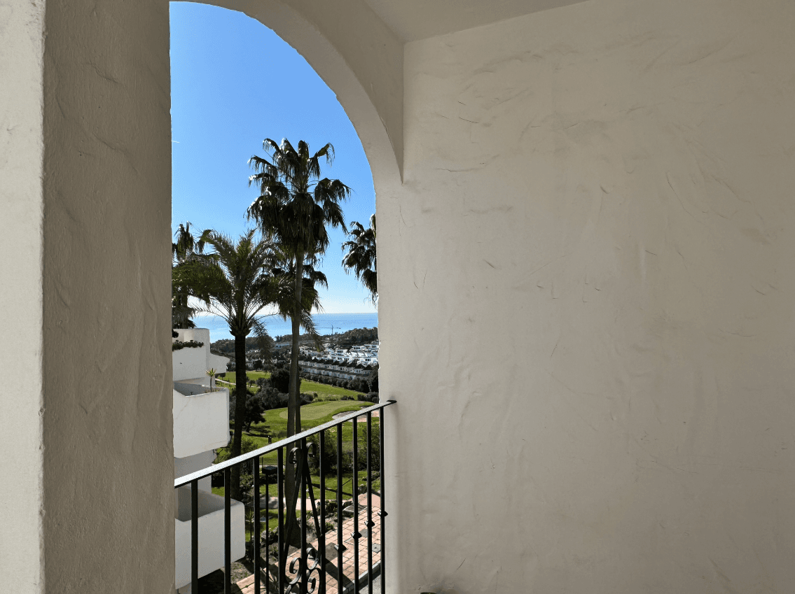 Spacious apartment with views over Duquesa Golf, close to the marina, Manilva