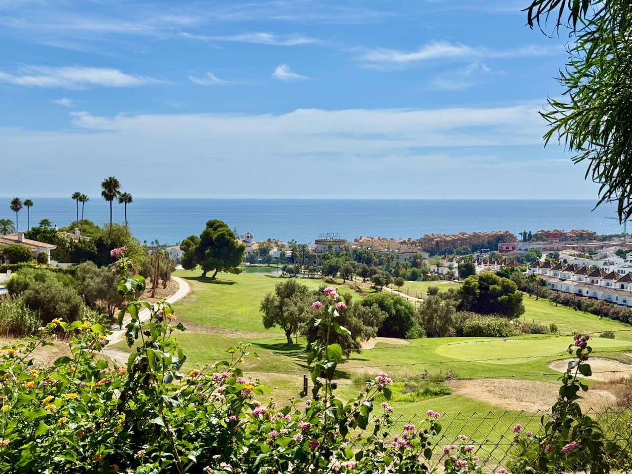 Spacious apartment with views over Duquesa Golf, close to the marina, Manilva