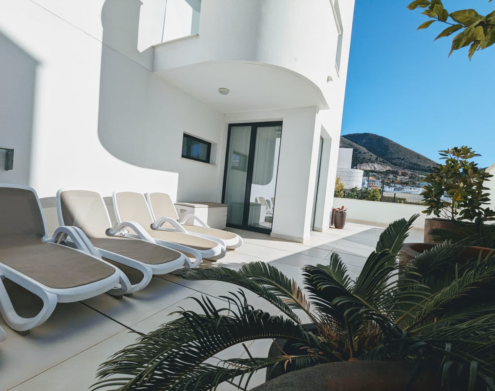 Luxury 3 bed garden villa in Higuerón West with Tourist Licence