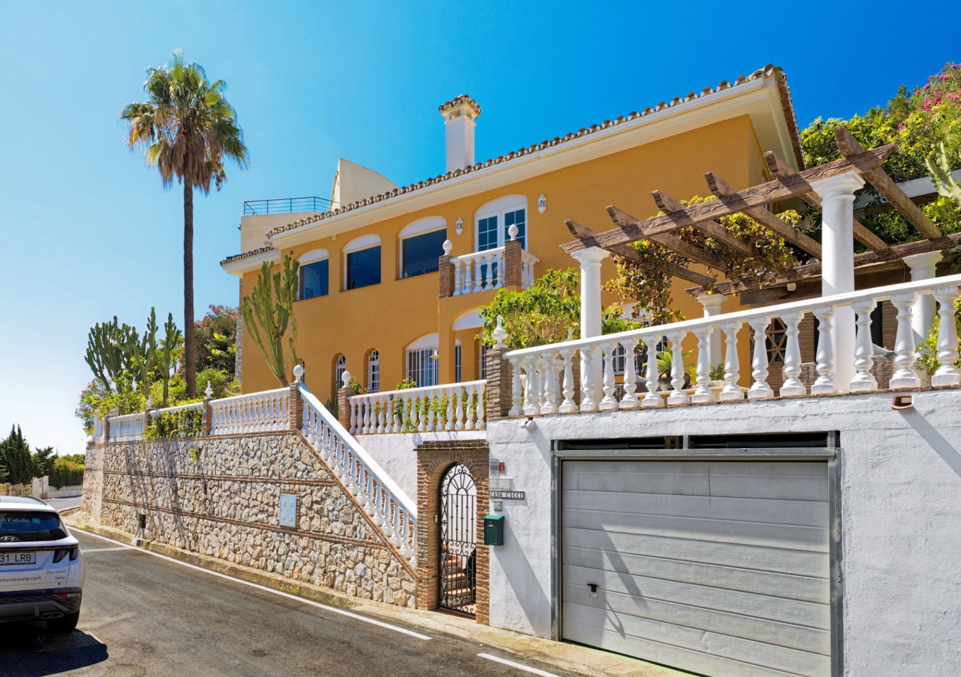 Lovely 5-bedroom villa with separate apartment in Torremuelle
