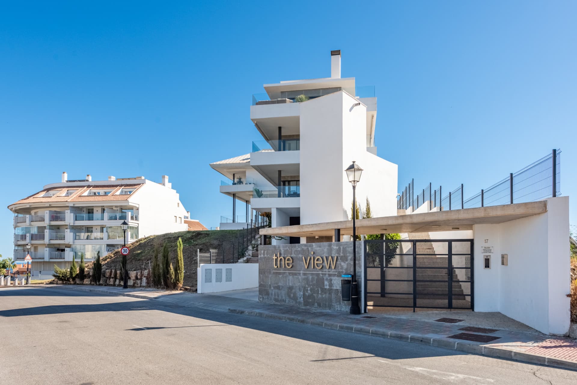 Elegancia moderna con vistas al mar y a la montaña en Fuengirola (con Licencia turística)