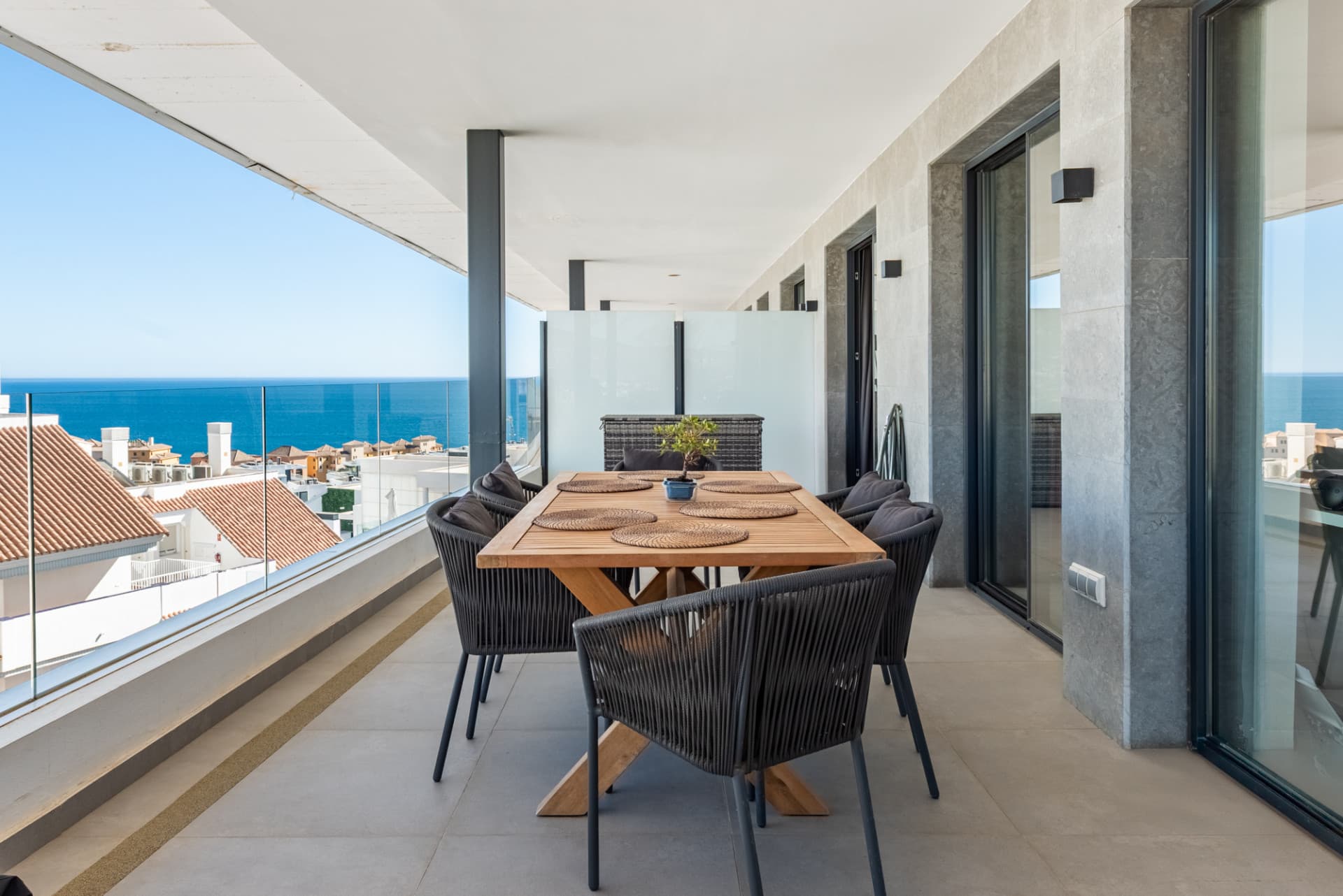 Elegancia moderna con vistas al mar y a la montaña en Fuengirola (con Licencia turística)