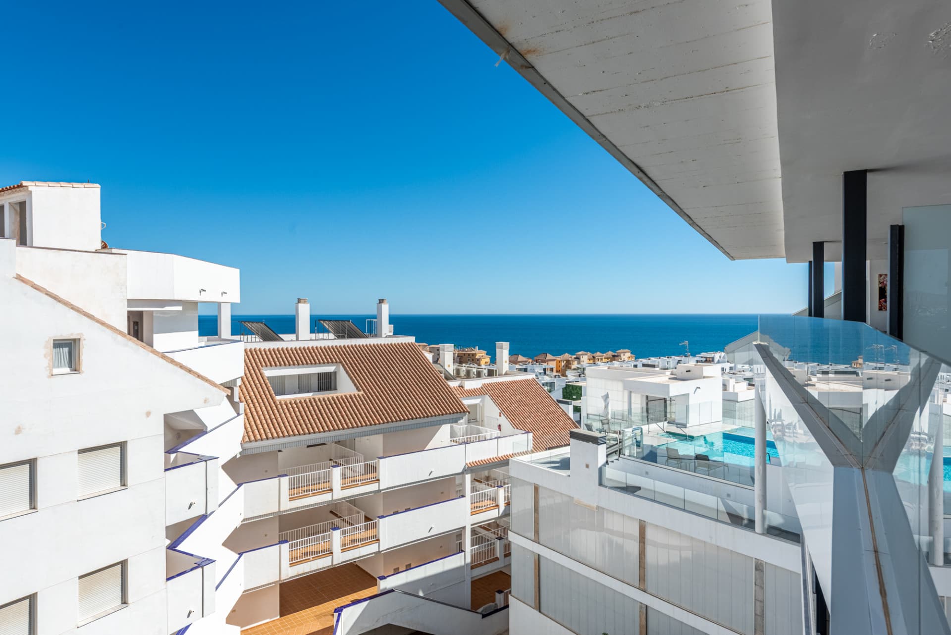 Elegancia moderna con vistas al mar y a la montaña en Fuengirola (con Licencia turística)