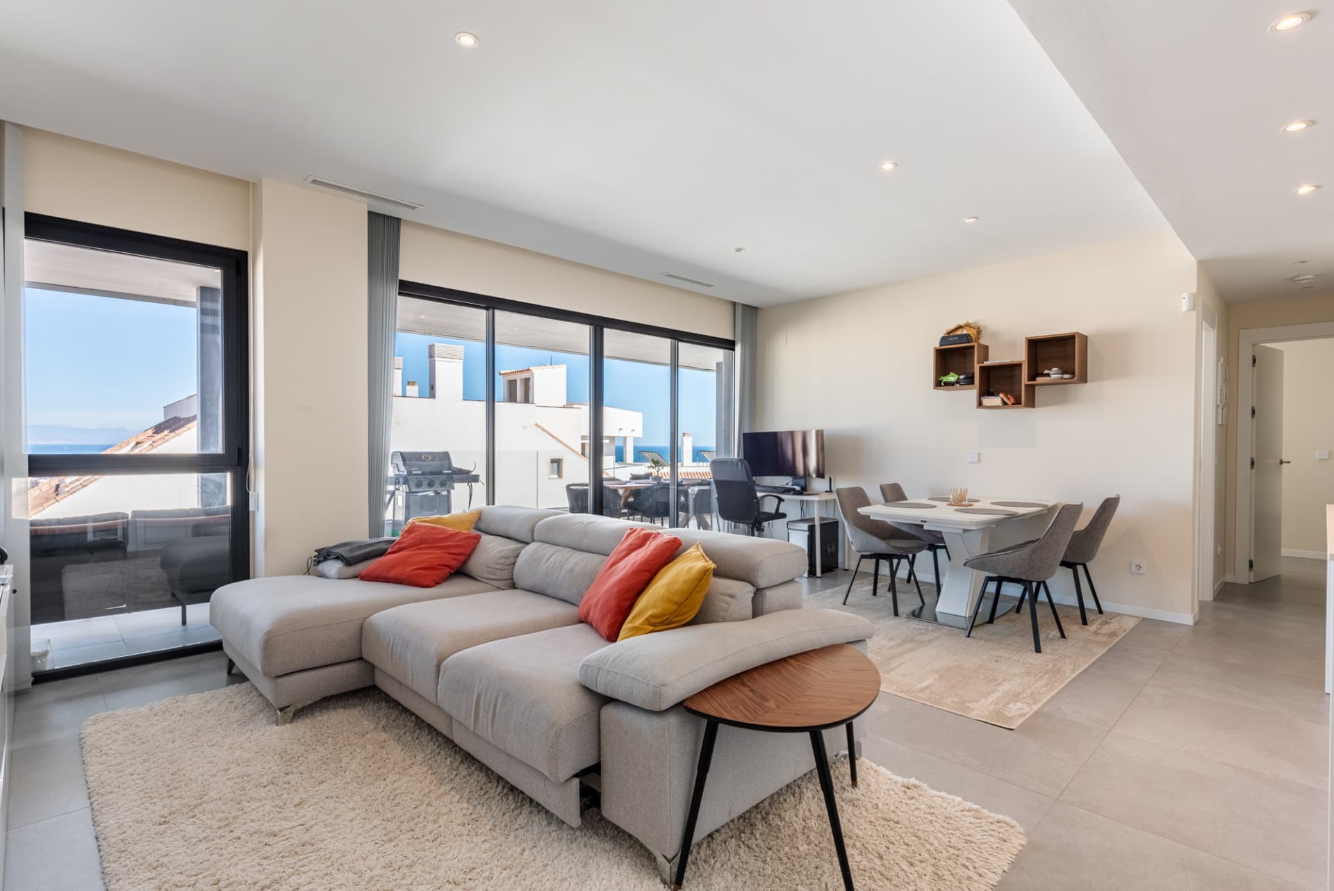 Elegancia moderna con vistas al mar y a la montaña en Fuengirola (con Licencia turística)