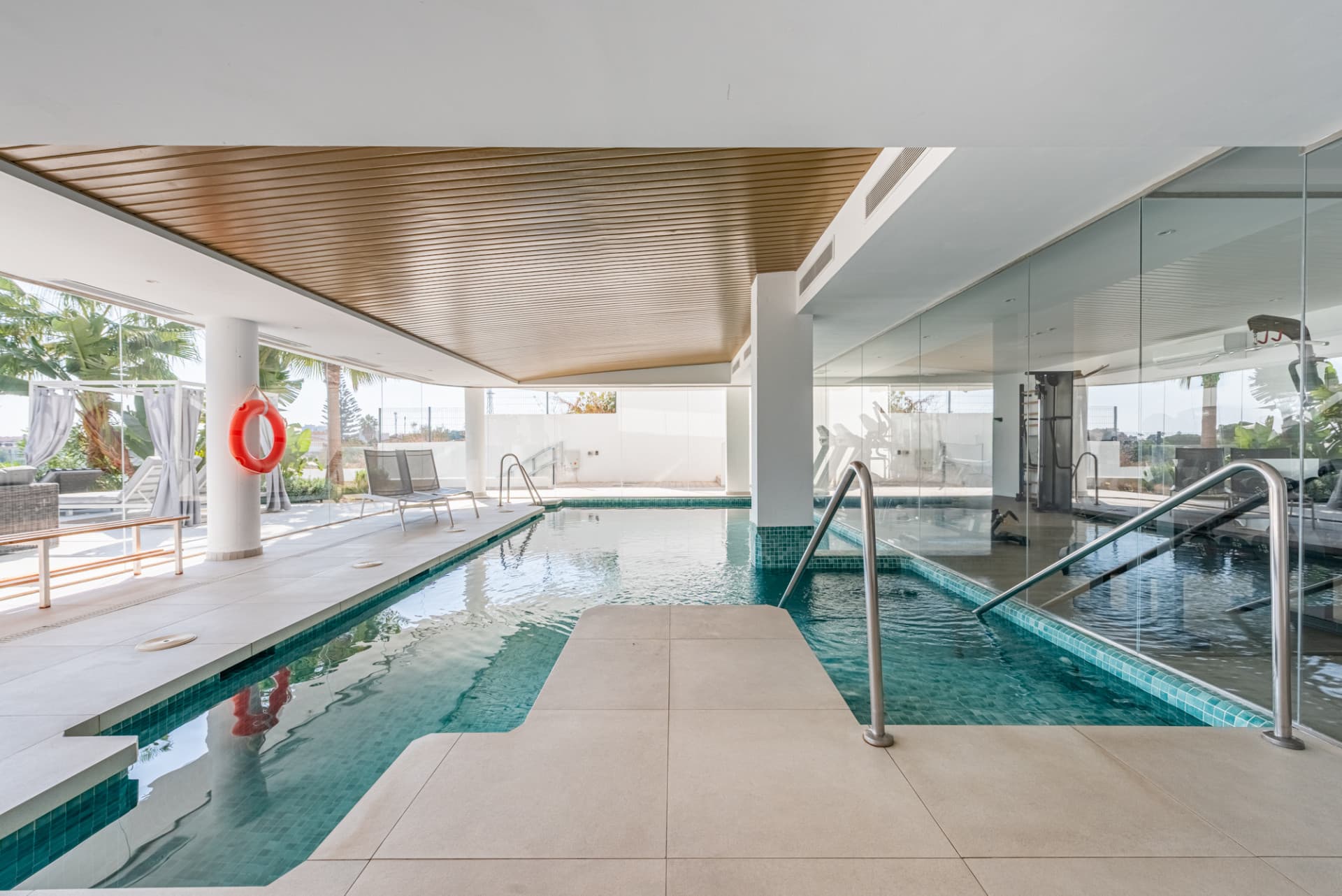 Elegancia moderna con vistas al mar y a la montaña en Fuengirola (con Licencia turística)