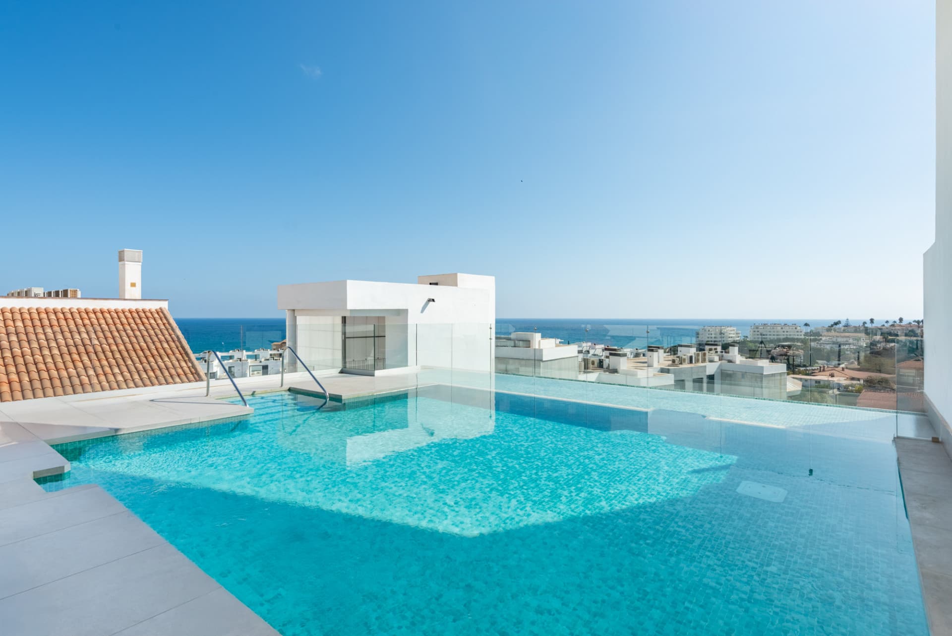 Elegancia moderna con vistas al mar y a la montaña en Fuengirola (con Licencia turística)