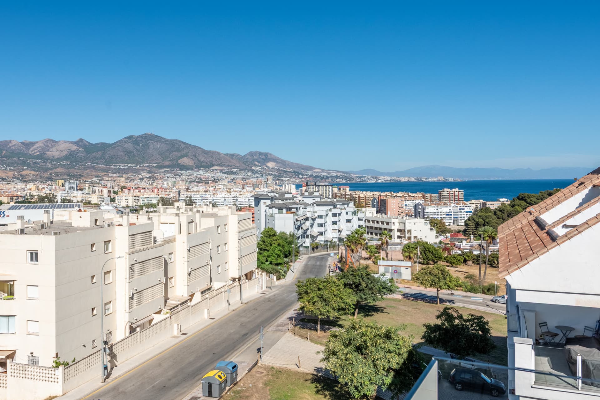 Elegancia moderna con vistas al mar y a la montaña en Fuengirola (con Licencia turística)