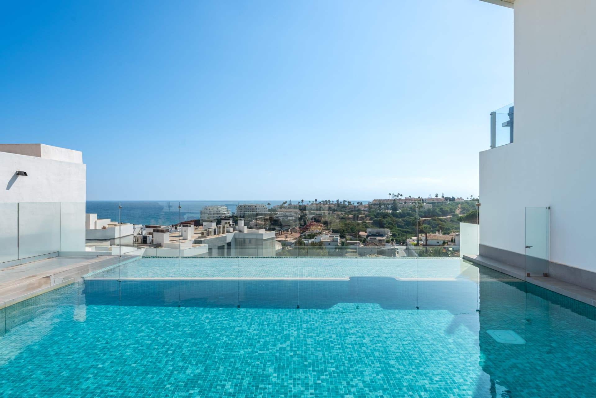 Elegancia moderna con vistas al mar y a la montaña en Fuengirola (con Licencia turística)