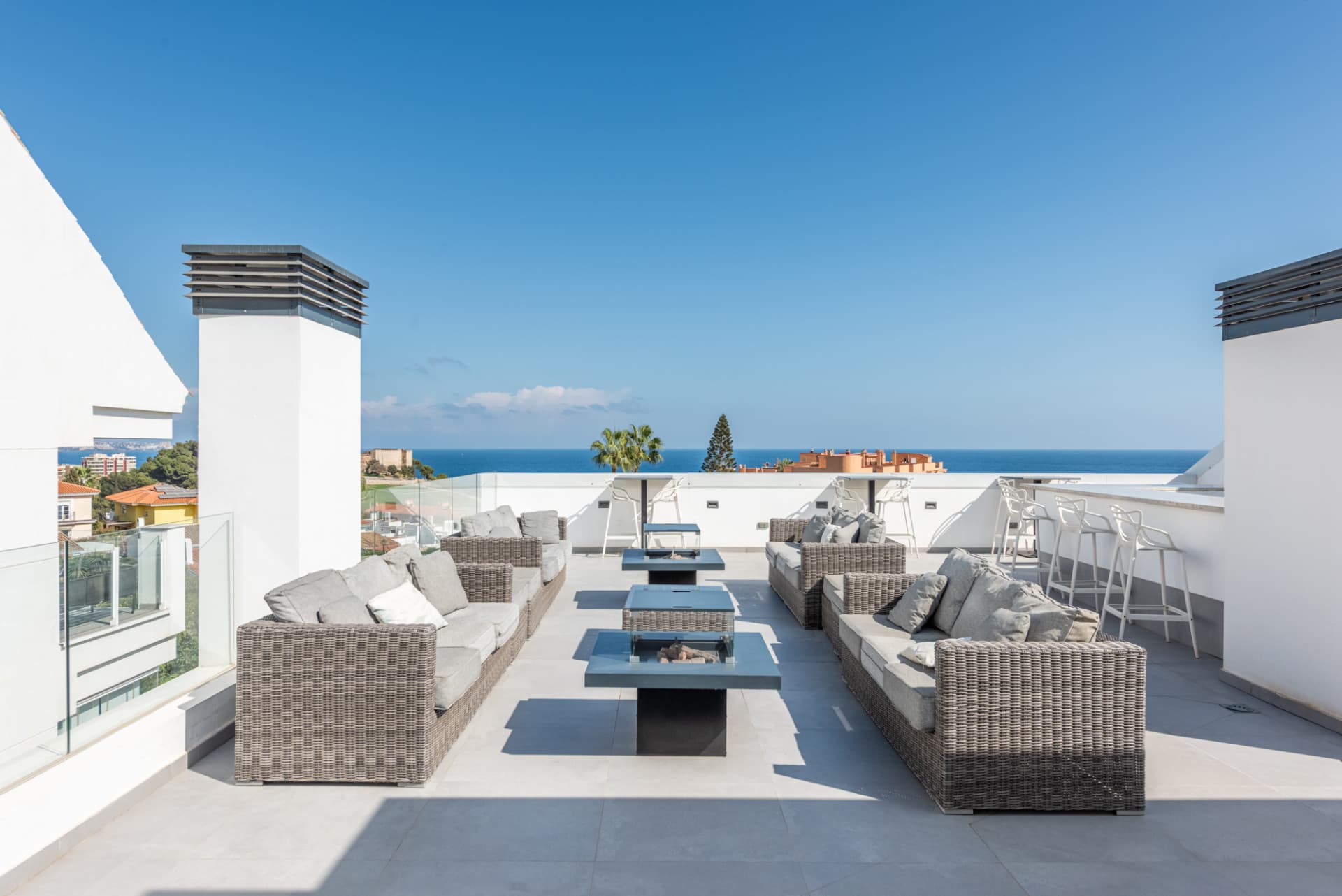 Elegancia moderna con vistas al mar y a la montaña en Fuengirola (con Licencia turística)