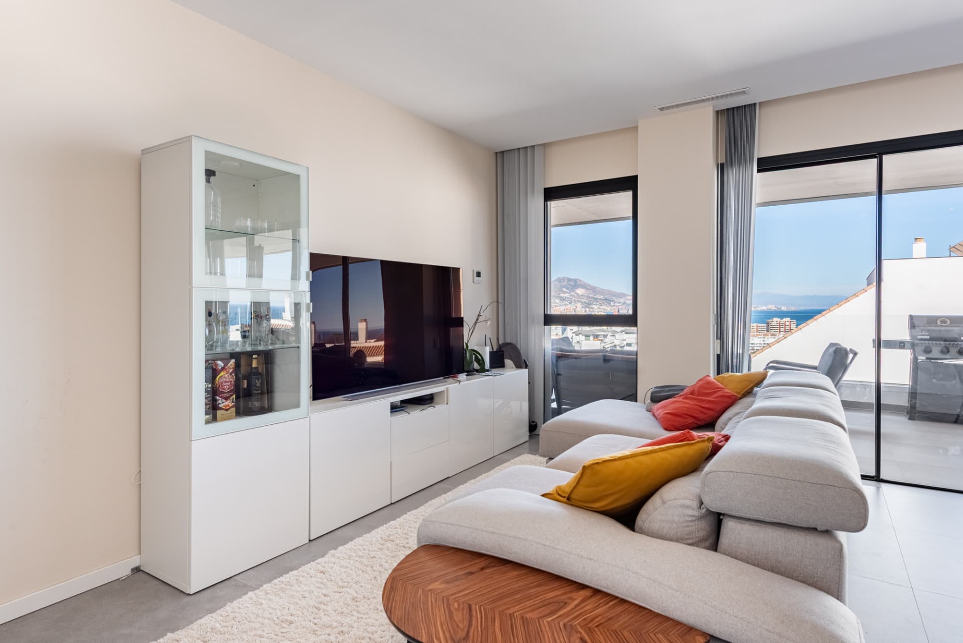 Elegancia moderna con vistas al mar y a la montaña en Fuengirola (con Licencia turística)
