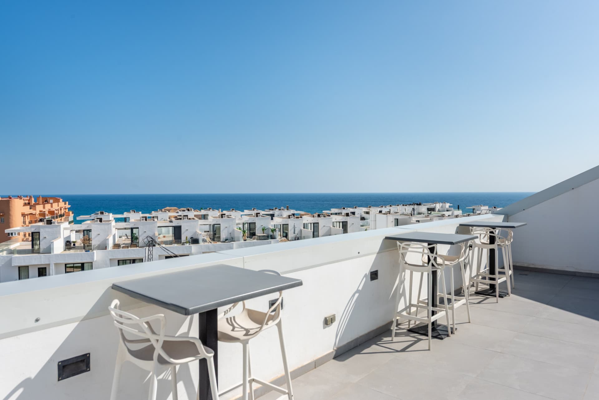 Elegancia moderna con vistas al mar y a la montaña en Fuengirola (con Licencia turística)