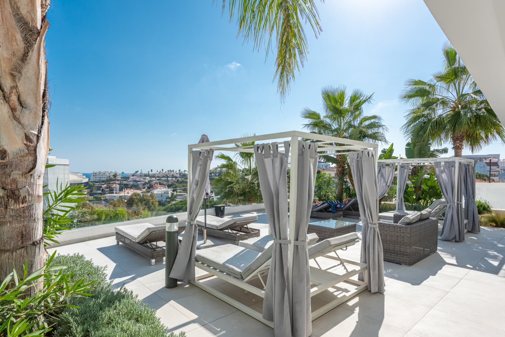 Elegancia moderna con vistas al mar y a la montaña en Fuengirola (con Licencia turística)