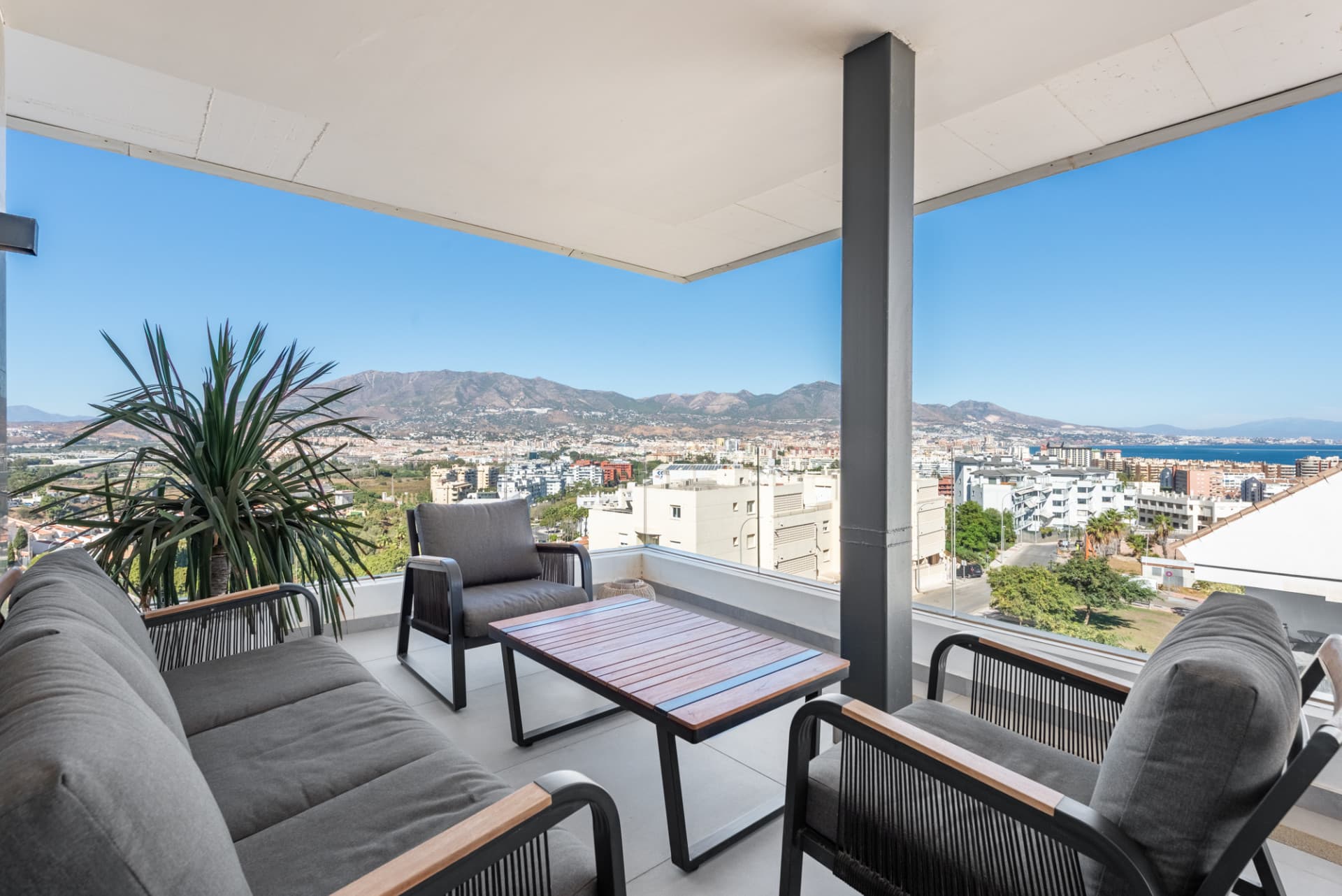Elegancia moderna con vistas al mar y a la montaña en Fuengirola (con Licencia turística)